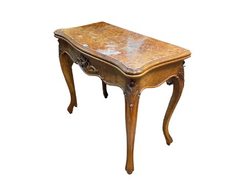 Victorian figured walnut serpentine front fold top card table on cabriole legs, 72.5cm by 85cm by 43cm (closed).