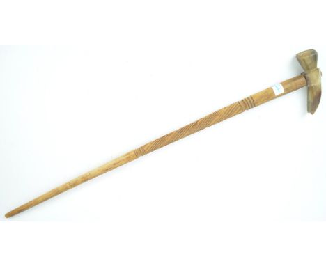 An unusual mid 20th century vintage bespoke made swagger stick having  horn top in the shape of a hammer, 61cm.
