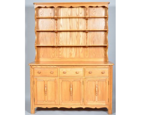 Lucian Ercolani - Ercol - Old Colonial - A 1980'sretro vintage beech and elm dresser having a dresser / plate rack a top a th