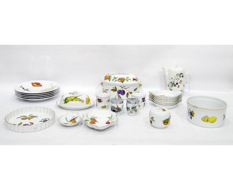 Assorted Royal Worcester 'Evesham' pattern part dinner wares to include tureen, plates, flan dish, comports, etc, a Royal Wor