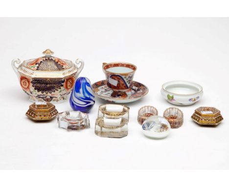 A 19TH CENTURY IMARI PORCELAIN SAUCE TUREEN AND COVER, probably Spode; together with an Imari pattern cup and saucers; variou