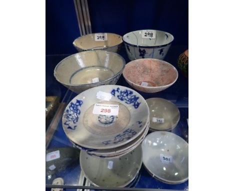 A COLLECTION OF ORIENTAL BOWLS and saucers