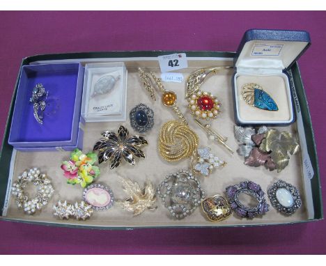Assorted Costume Brooches, including New Zealand Ariki paua shell set brooch, ceramic posy, 'crazy lace agate, etc. 