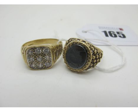 A 9ct Gold Gent's Signet Style Ring, with oval hardstone panel depicting centurion profile, between openwork setting and shou