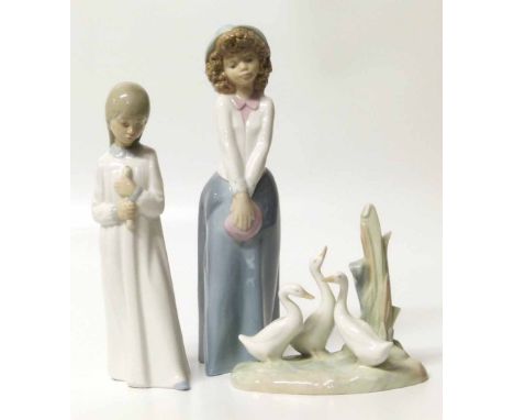 Three Nao figures. No condition reports for this sale.