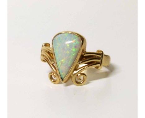 Opal 9ct gold ring No condition reports for this sale.