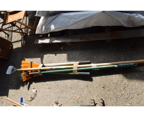 QTY OF GARDEN TOOLS TO INCLUDE BRUSHES, RAKES AND EDGERS