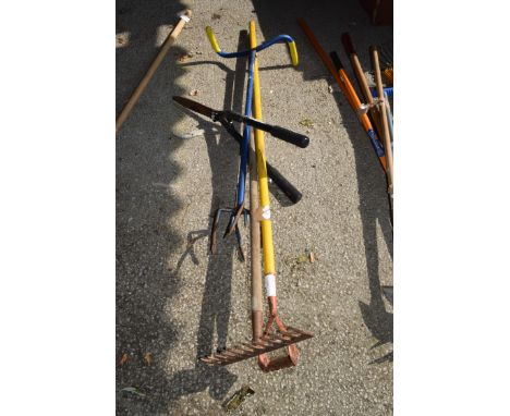 QTY OF GARDEN TOOLS  