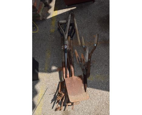 QTY OF GARDEN TOOLS