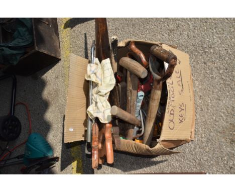 Box of mixed hand tools 