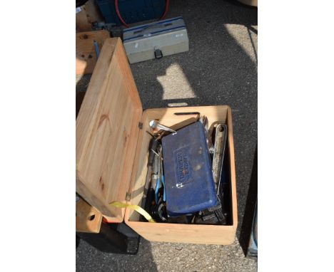 Box of mixed hand tools 