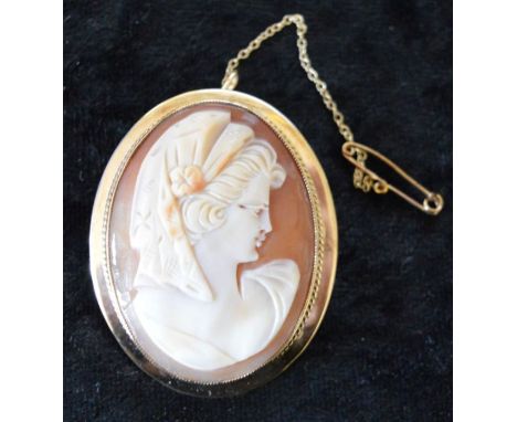 Cameo brooch depicting a portrait of a young lady in a 9ct gold mount. Approx. 4.7cm by 3.7cm. Total weight 10g