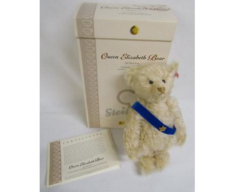 Steiff Queen Elizabeth Bear - light blonde - 32cm -musical&nbsp;with&nbsp;&nbsp;'God Save The Queen' - 662140