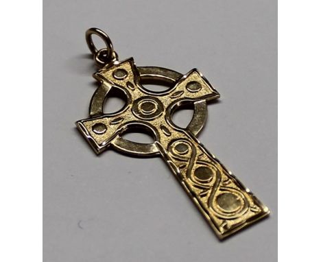 9ct gold celtic cross pendant 3.6g
