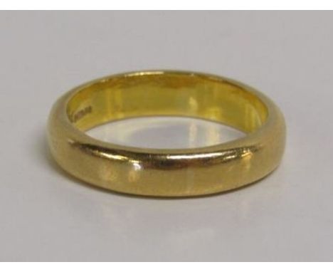 22ct gold wedding band - total weight 7.7g - ring size P/Q