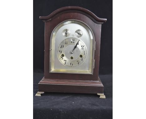 Mahogany cased chiming mantle clock with key & pendulum. Ht 38cms 