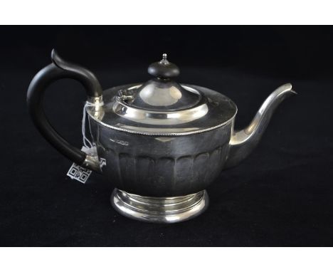 Silver three piece tea service, maker Viner's Ltd, Sheffield 1931, comprising teapot with ebonised handle and knop, cream jug