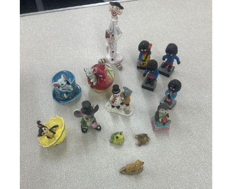 Selection of miniature collectable items to include Robertsons etc These items are listed on the basis they are illustrative 