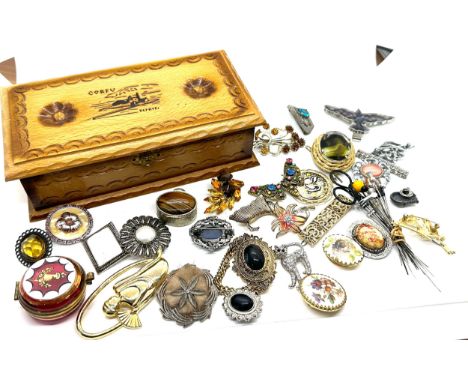 Selection of vintage and later brooches 