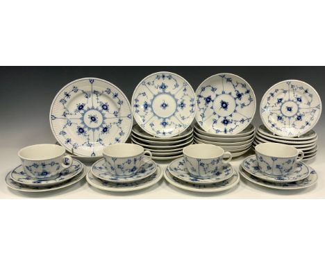 An extensive Royal Copenhagen porcelain Musselmalet pattern blue and white part table service inc two 21.8cm diameter plates,