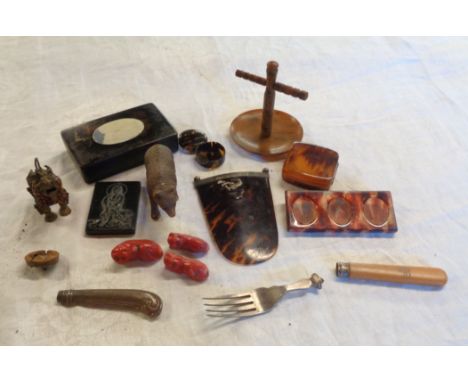 Various collectables including carved wood bear, carved stone Oriental pendant, snuff box, etc. - various condition