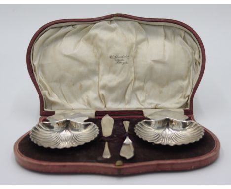 A pair of silver shell butters and knives in fitted case retailed by Rob Ashworth Company Ltd, Harrogate, weight 1.6oz.