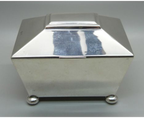 A silver tea caddy by George Unite, Birmingham 1913, 197g, 10cm wide 