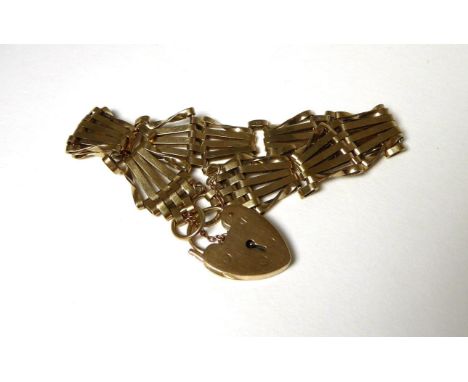 A 9 carat gold fancy gate link bracelet, with padlock, length 18.5cm, width 1.5cm19g 