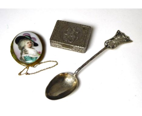 A Continental silver small rectangular box; a Chinese silver spoon and a Continental oval porcelain brooch 