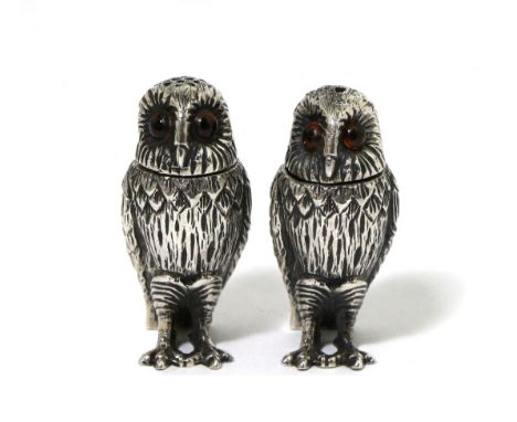 A Pair of Novelty Silver Owl Salt and Pepper Pots, maker's mark WW, Birmingham 2010, with lift off heads, 5cm high 3.1ozt (2)