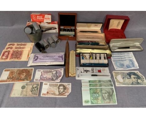 Contents to tray - mixed lot to include Parker Pens with 14K gold nibs, nibs, travellers cheques, foreign bank notes and coin