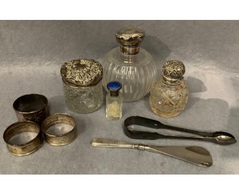 A small glass smelling salt bottle with a blue enamel top, together with three other toilet bottles with silver tops, 3 napki