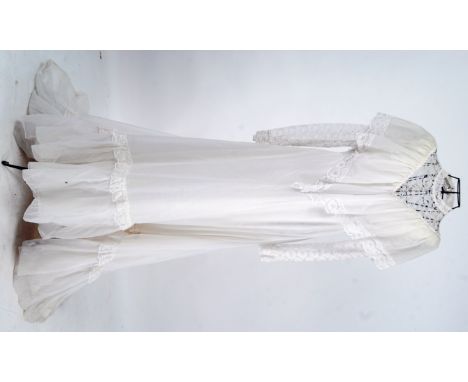 WEDDING DRESS: A vintage 1980's original lace and net wedding dress.


NOTE: From a large private collection of assorted thea