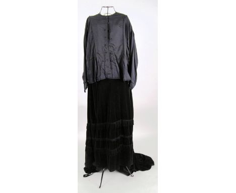 EDWARDIAN: Edwardian style black blouse and velvet skirt with train. Approx size 16



NOTE: From a large private collection 
