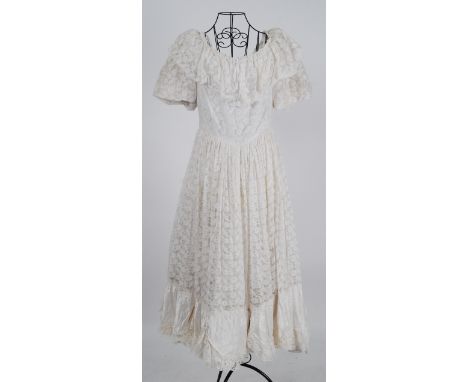 BALL GOWN: A Victorian style ball dress / gown in ivory lace.


NOTE: From a large private collection of assorted theatrical 