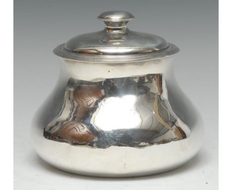 An Edwardian silver circular tea caddy, push-fitting cover with knop finial, reeded border, 13.5cm diam, William Comyns, Lond