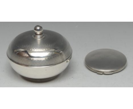 An Art Deco silver circular powder bowl, engine turned cover with globular knop finial, Bakelite liner, 11.5cm diam, Birmingh
