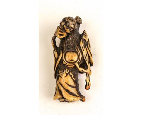 Netsuke  Stehender Sennin mit knorrigem Stab. Hirschhorn. H. 7, 5 cm. (58261)