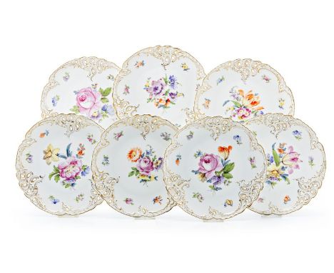 Sieben Dessertteller mit Blumenmalerei  Nymphenburg, nach 1912 Durchbrochener, goldkonturierter Rocaillerand. Bunt gemaltes B
