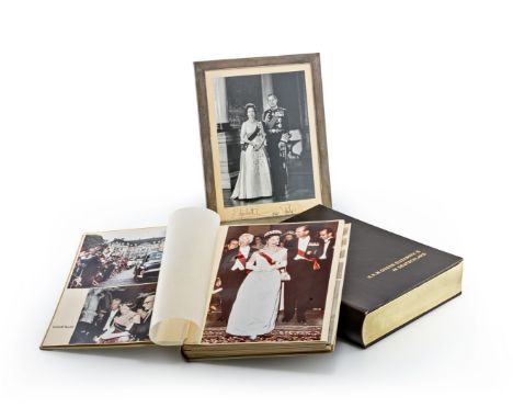Offizielle Fotografie des Staatsbesuchs im Jahr 1965 in Deutschland  Queen Elizabeth II. und der Prinzgemahl Philip mit eigen