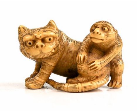 Netsuke  Fo-Hund und kletternder Affe. Bein. L. 4,5 cm. Bez. (58261)