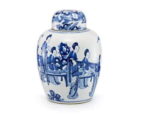 Große leicht gebauchte Deckelvase  China, Qing Umlaufend bemalt in Unterglasurblau mit zahlreichen Figuren auf Terrasse u. a.