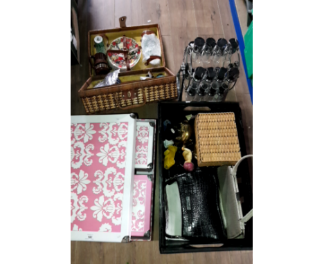 A WICKER PICNIC BASKET AND CONTENTS TOGETHER WITH STORAGE BOXES SPICE RACK AND A BOX OF BRASS PIECES AND LADYS HANDBAGS