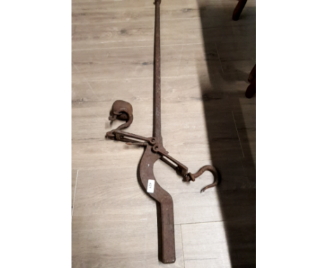 A VICTORIAN YARD SCALE AND WEIGHT