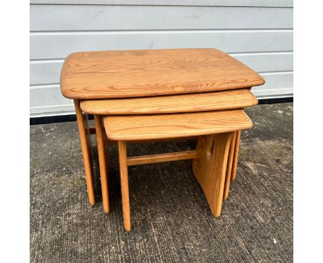 Lucian Ercolani - Ercol - Model 1159 - A mid 20th century Ercol Windsor Model 1159 beech and elm nest of tables. The tables e