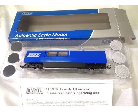 Dapol OO D800 track cleaning wagon bue in very good condition, missing fluid. P&amp;P Group 1 (£14+VAT for the first lot and 