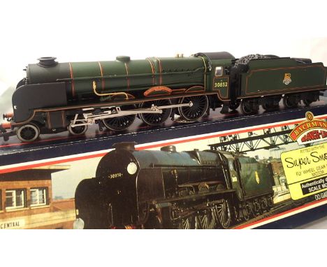 Bachmann 31-405 Lord Nelson Class, Sir Walter Raleigh BR Green, 30852 Early Crest, in excellent - near mint condition, box is