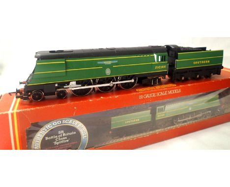 Hornby R374 Battle of Britain Class Spitfire Southern Green 21C166 in very good - excellent condition, no detail pack, box is