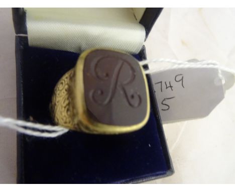 A 9ct cornelian "R" seal ring