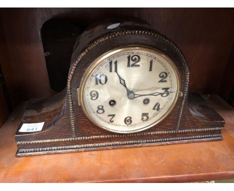 A VINTAGE OAK CASED CHIMING MANTLE CLOCK 